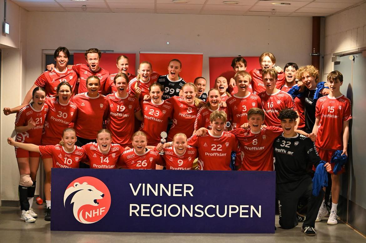 J16 og G16 feirer at de begge ble vinnere av regioncupen 2023.