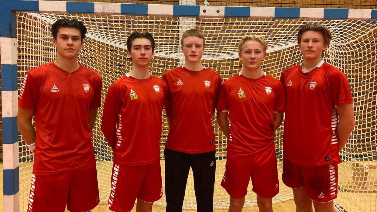 Bilde av fem gutter i døe Haslum klær inne i en hall.